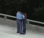 reconfort Un policier réconforte un suicidaire