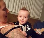 bruit bebe Un bébé joue avec les seins de sa maman