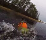 lac sauvetage coince Un chasseur sauve son chien bloqué dans un lac gelé