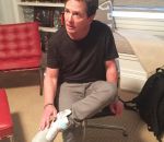 futur Michael J. Fox essaie les chaussures auto laçante Nike Mag