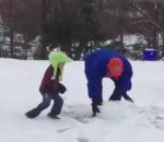 lancer dos Un papa lance une boule de neige à son enfant