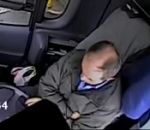lampadaire dormir Un chauffeur de bus s'endort au volant
