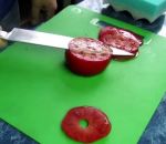 tomate Un couteau très aiguisé