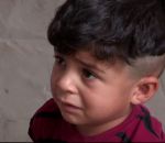 daesh Un enfant pleure pour voir une vidéo de décapitation