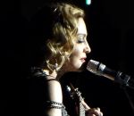 hommage chanson Madonna chante « La Vie en Rose »