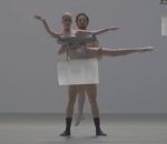 danseur Des danseurs nus censurés par des drones