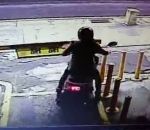 femme chute Sortir d'un parking en scooter sans payer