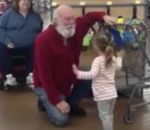confondre Une fillette confond un vieil homme barbu avec le Père Noël