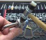 marteau technique Ouvrir un cadenas Master Lock avec un petit marteau