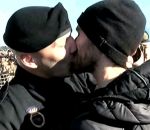 embrasser Un baiser historique entre un marin canadien et son amoureux