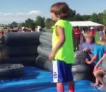 gonflable Un enfant dans jeu d'obstacles