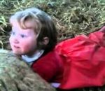 bas bebe A 3 ans, elle aide à mettre bas un agneau