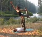 femme acrobatie Morgan Burks et Milena Esherick font de l'acroyoga