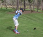 golf trou Un enfant réussit un hole-in-one devant Tiger Woods