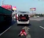 coffre Un enfant tombe d'une voiture en marche (Chine)