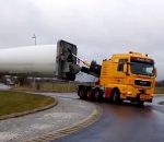 transport Transport d'une pale d'éolienne à un rond-point