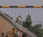 indonesie surfeur Des boulets contre les fraudeurs sur les toits des trains