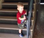 marcher Un enfant très prudent en descendant un escalier