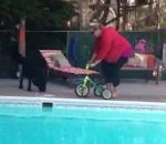 femme piscine eau Maman teste le tricycle de son enfant