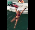 grimper eau Technique pour monter dans un bateau pneumatique