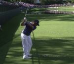 golf balle Trois golfeurs réalisent un hole-in-one sur le même trou