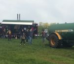 tracteur Un agriculteur répand du lisier pour faire fuir des manifestants