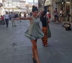 femme danse Une danseuse accompagne un musicien de rue