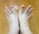 long doigt Une femme avec de longs doigts de pied