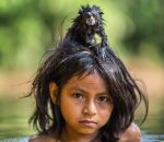 enfant Une fillette de 9 ans et son tamarin sur la tête