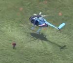 helicoptere Un membre d'équipage d'un hélicoptère de police plaque un suspect
