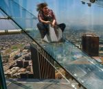 gratte-ciel plaque Skyslide, un toboggan de verre à 300m de hauteur