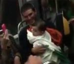 irlande Des supporters irlandais chantent une berceuse à un bébé