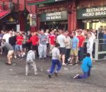 humiliation Des supporters anglais jettent des pièces à des enfants Roms (Lille)