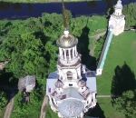 vue Vue surprenante d'un clocher filmée par un drone