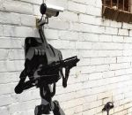 graffiti Une caméra de surveillance déguisée en droïde de combat