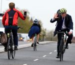 doigt honneur Un cycliste dit bonjour à Boris Johnson