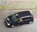 parking voiture garer Une femme essaie de faire un créneau à Dortmund