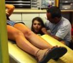 evanouissement Une fille s'évanouit lors d'un piercing