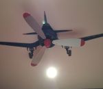 helice Ventilateur de plafond maquillé en avion à hélices