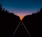 chemin Un chemin de fer à la nuit tombante