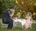 the Une fillette a invité le policier qui l'a sauvée à prendre le thé