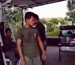 indonesie police Un policier de la Gegana vs Mannequin