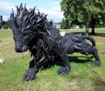 sculpture Un lion réalisé avec des vieux pneus