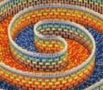 spirale La chute d'une triple spirale de 15 000 dominos