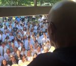 eleve professeur 400 élèves chantent pour leur prof malade