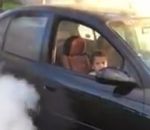 burn  Un enfant de 5 ans au volant d'une voiture fait un burn