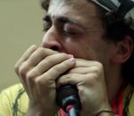 artiste Moses Concas joue de l'harmonica en faisant du beatbox