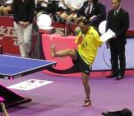 ping-pong Le pongiste Ibrahim Hamato tient la raquette avec sa bouche