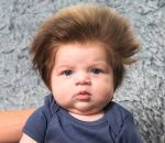 cheveux bebe Un bébé très chevelu