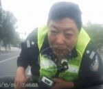 capot Ivre, il conduit avec un policier sur le capot (Chine)